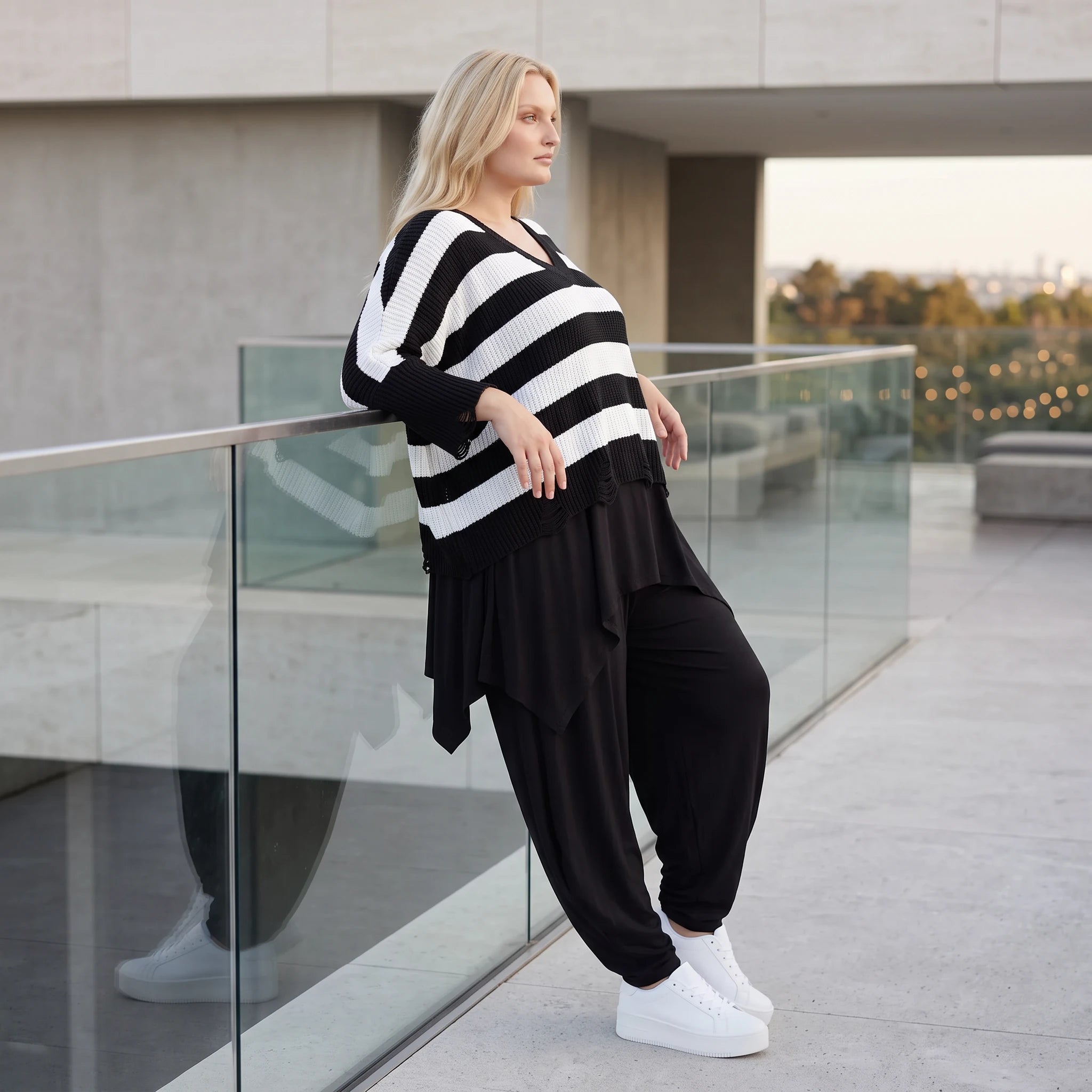 Warmes Strickshirt in weichem Stretchstrick mit V-Ausschnitt in kastiger Destroyedoptik