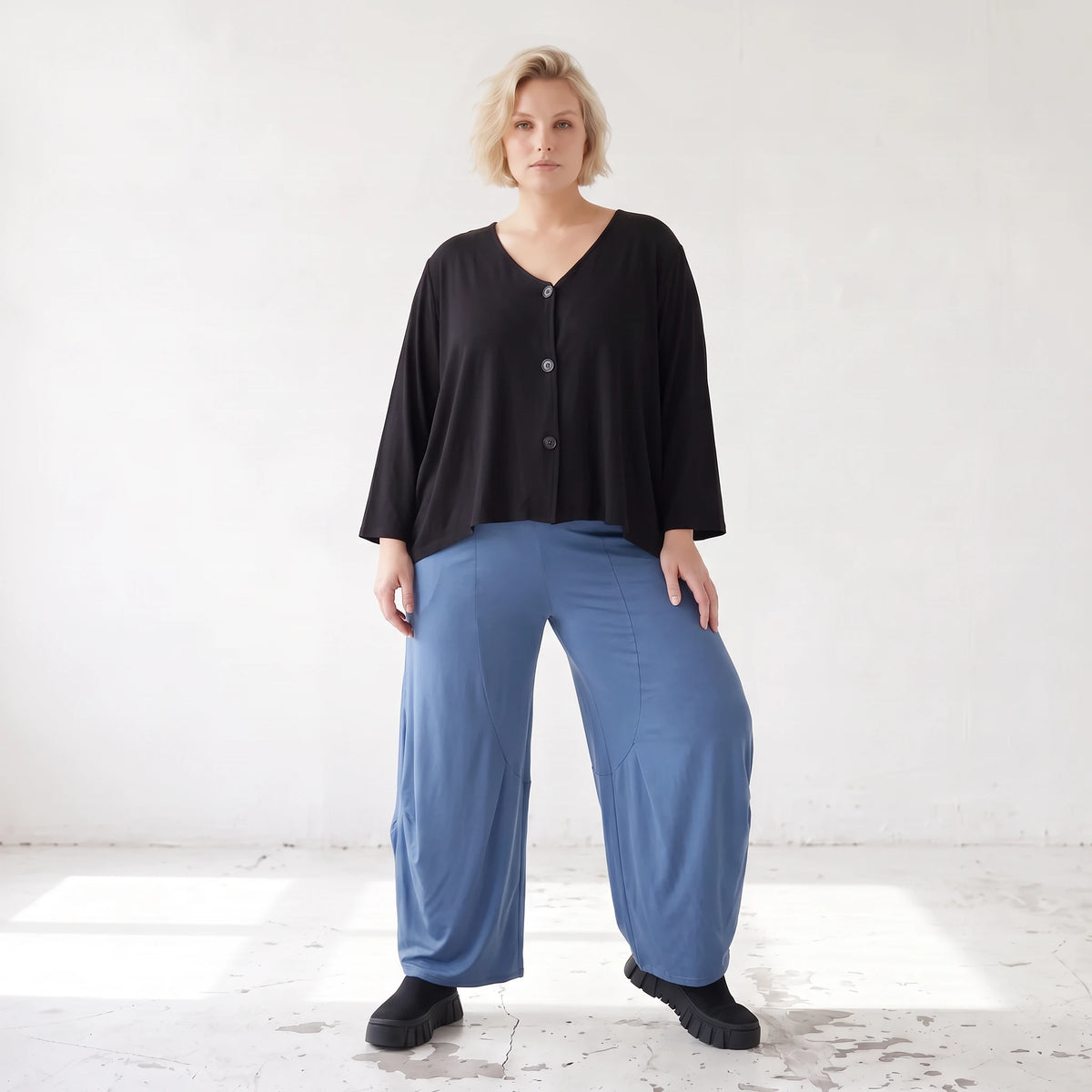Blaue Ballonhose aus fließendem Slinkystoff mit Stretch und weitem Bein ohne Verschluss