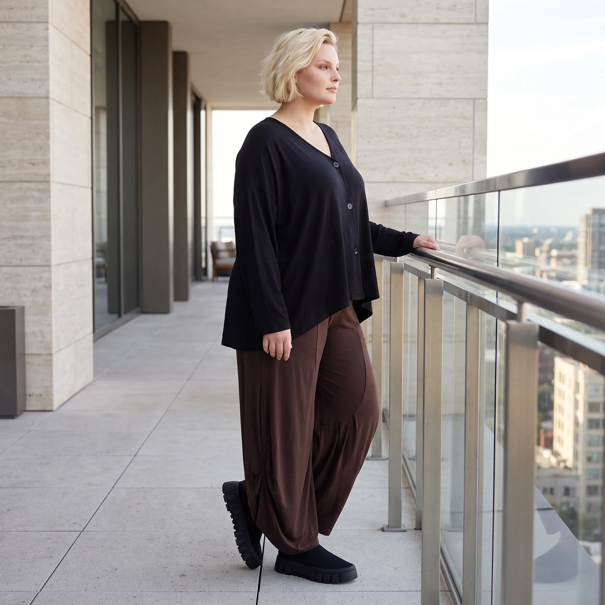 Fliessende Ballonhose in Dunkelbraun aus softem Slinky Stretch mit weitem Bein bequem