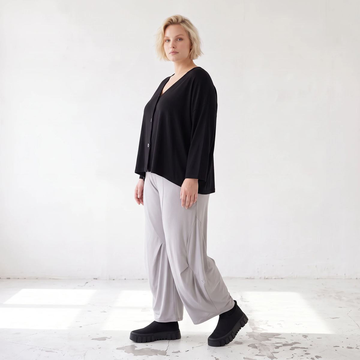 Silbergraue Ballonhose aus Slinkystoff mit weitem Bein Elastikbund und Flügeltaschen