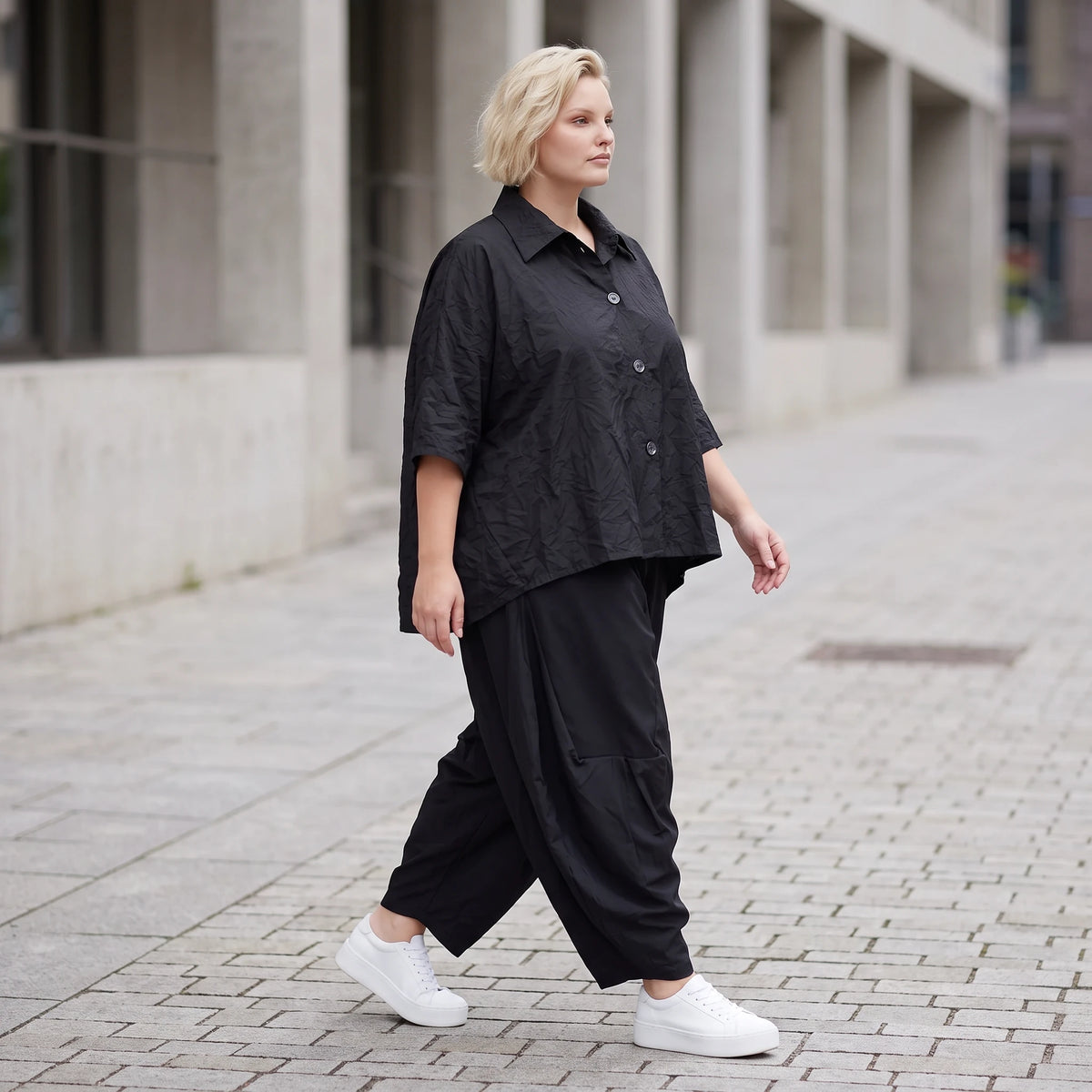 Leichte Sommerbluse im Crashlook aus Popeline mit Hemdkragen und gerundetem Schnitt
