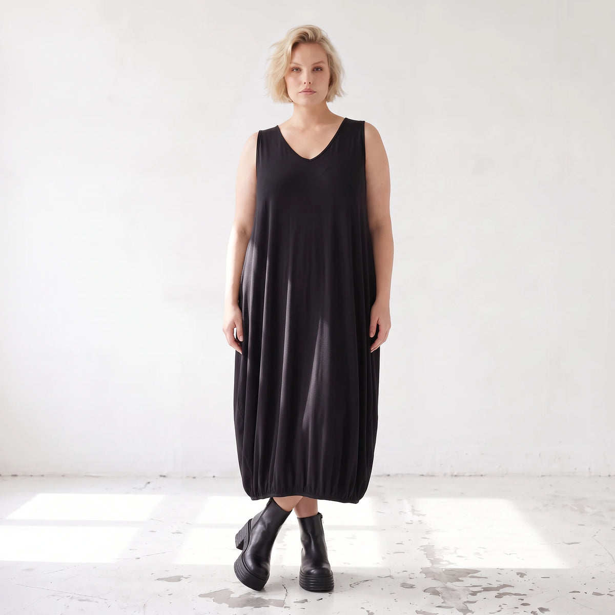 Ärmelloses Ballonkleid aus weichem Jersey mit V-Ausschnitt und elastischem Gummisaum