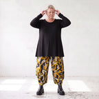 Ballonhose aus dehnbarem Romanit Jersey in Schwarz/Gelb mit weitem Hosenbein lässig