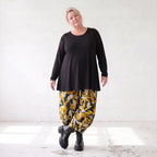 Ballonhose aus dehnbarem Romanit Jersey in Schwarz/Gelb mit weitem Hosenbein lässig