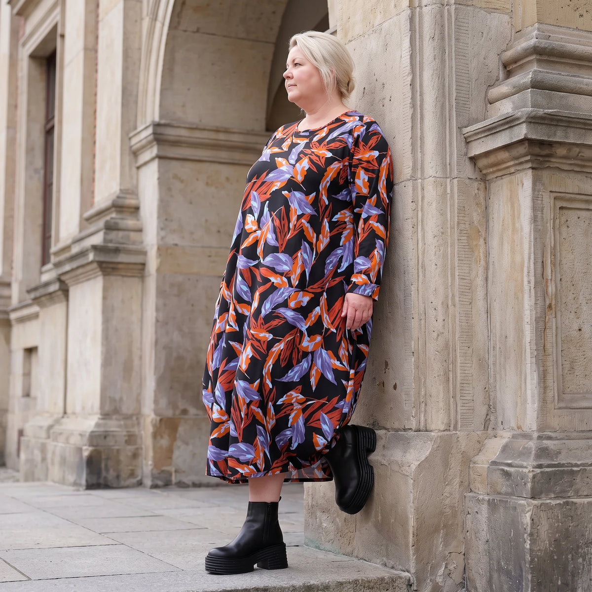 Weiches Romanitjerseykleid in Schwarz/Orange mit Ballonform Langarm Rundhalsausschnitt