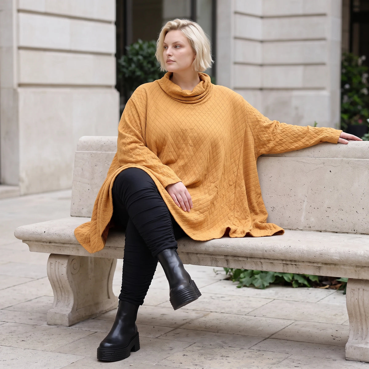 Kuscheliges Plüschshirt in Camel mit Rollkragen und schmeichelnder A-Linie Basic Look