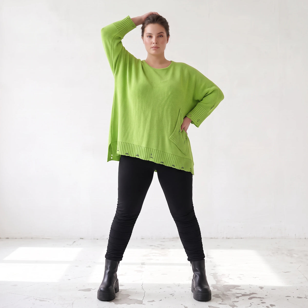 Strickshirt in Matchagrün mit Destroyedlook A-Linie Langarm und aufgesetzten Taschen