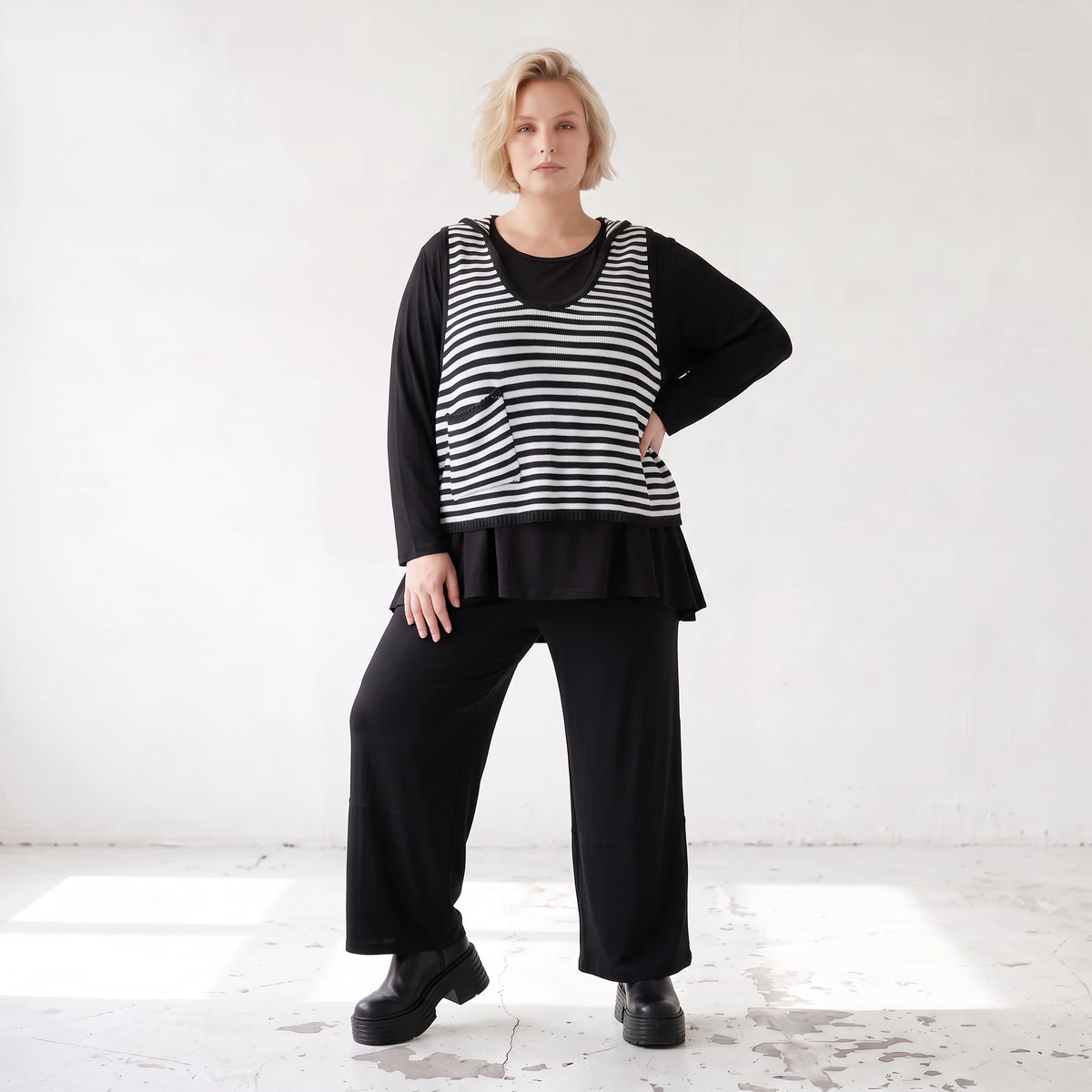 Weicher ärmelloser Stricküberwurf A-Linie mit Kapuze Tunnelzug und Tasche ohne Verschluss