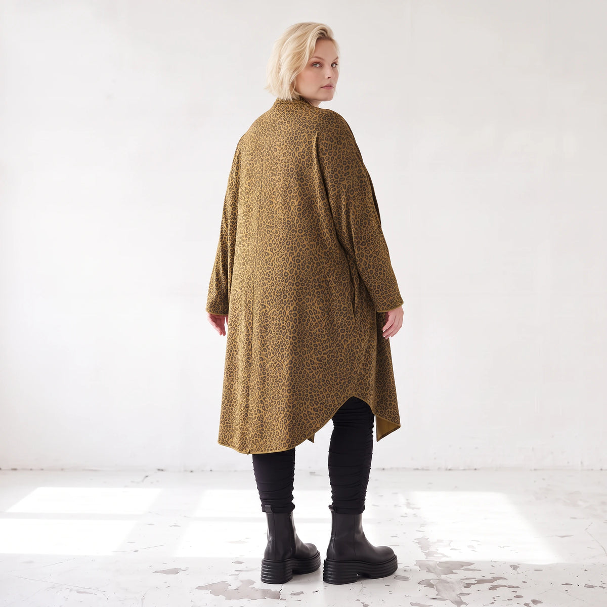 Cardigan in Camel aus feinem French Terry mit Stehkragen in geradem Schnitt aus Italien
