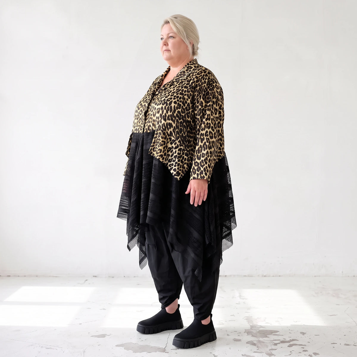 Elegante A-Linie Winterjacke in Beige/Schwarz aus Satinmaterialmix mit Netzdetails