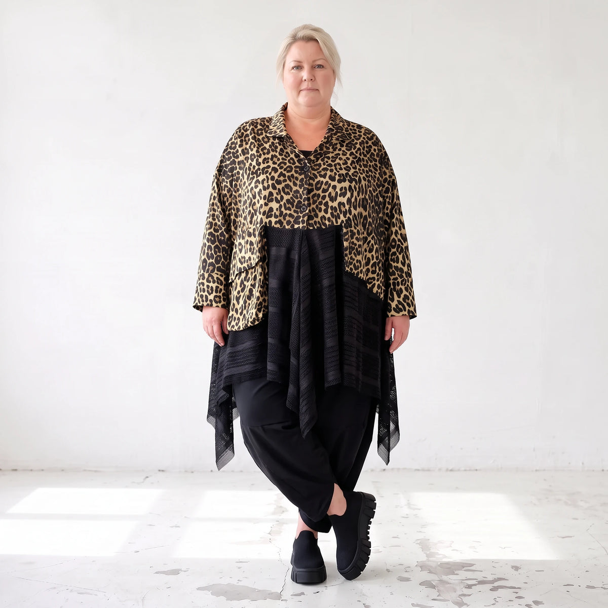 Elegante A-Linie Winterjacke in Beige/Schwarz aus Satinmaterialmix mit Netzdetails