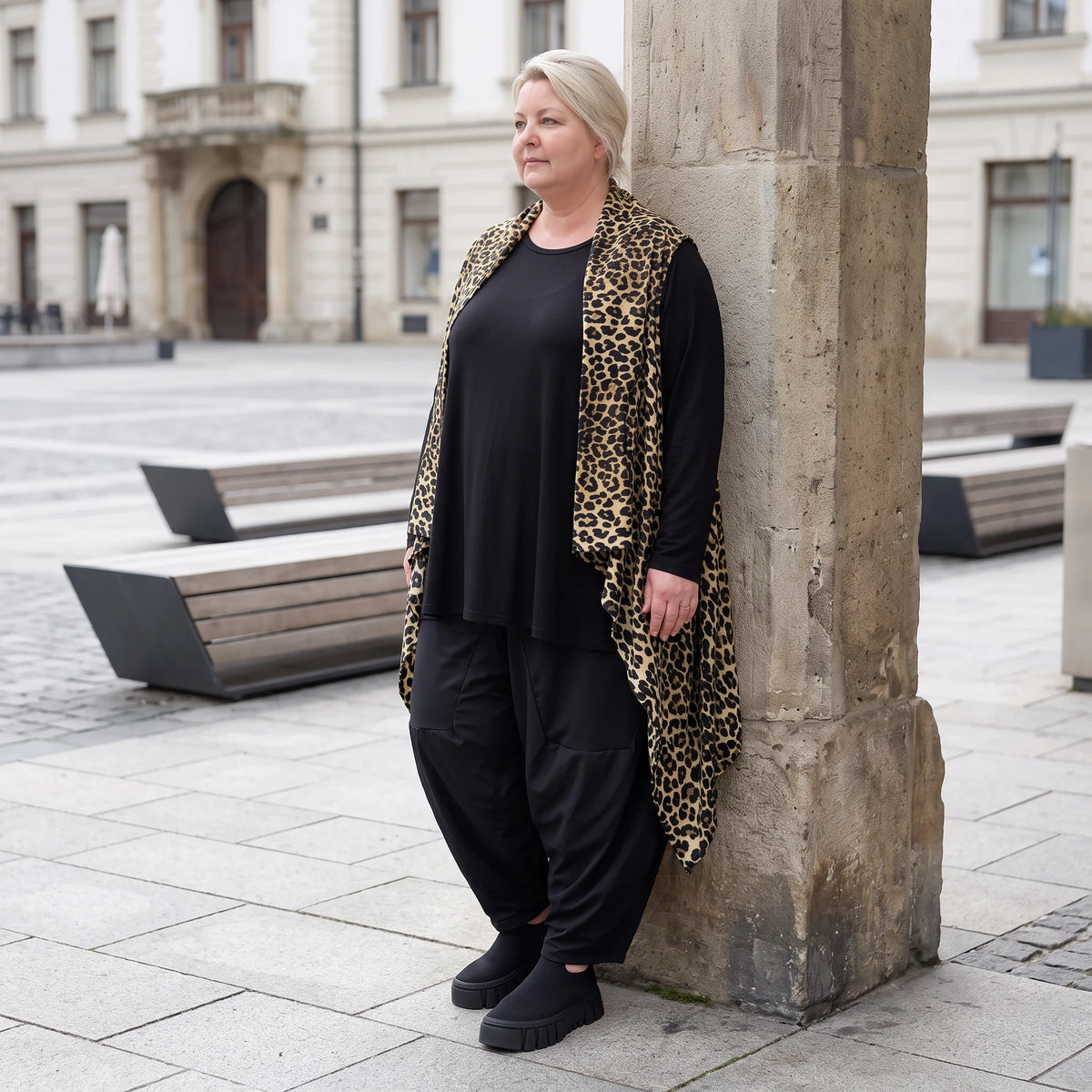 Ärmellose Satinweste in Beige/Schwarz mit Stehkragen und eleganter A-Linie Passform