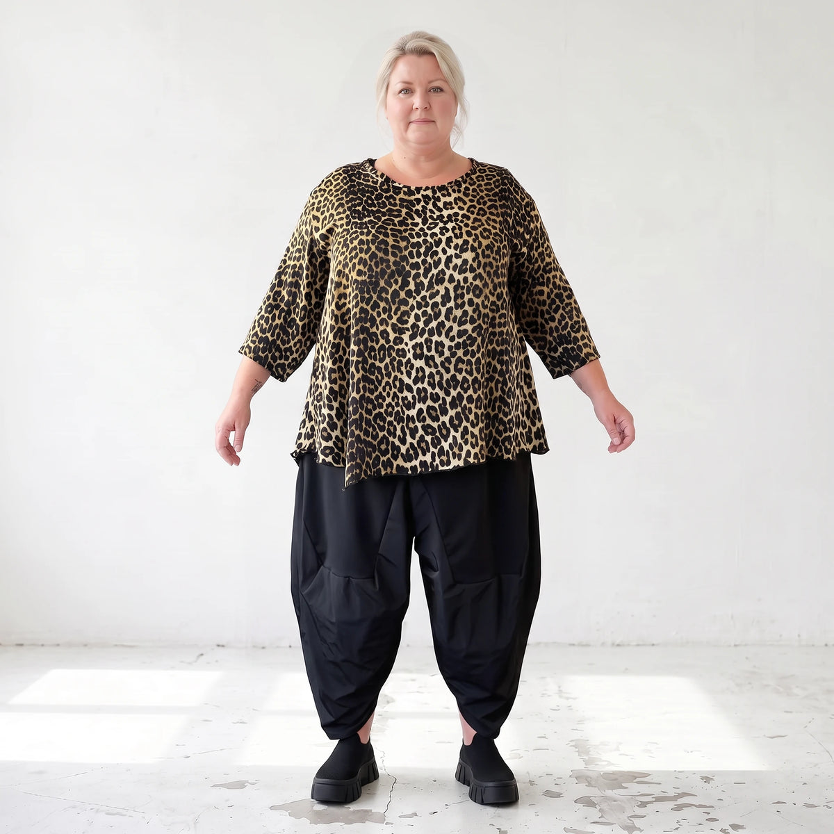 Satinshirt in A-Linie mit Zipfelsaum und 3/4-Arm mit Rundhalsausschnitt weich fließend