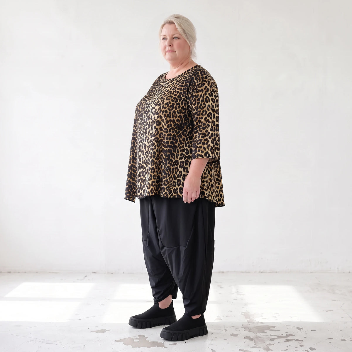Satinshirt in A-Linie mit Zipfelsaum und 3/4-Arm mit Rundhalsausschnitt weich fließend