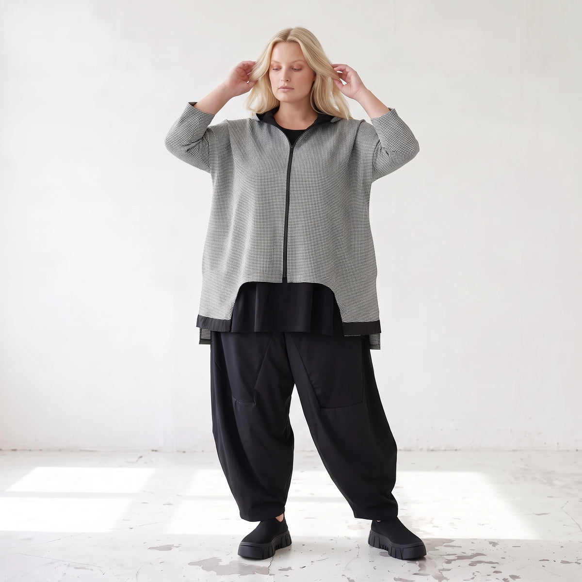Vokuhila Jacke aus Bengaline und Memorytaft mit 3/4-Arm Kapuze und Seitennahttaschen