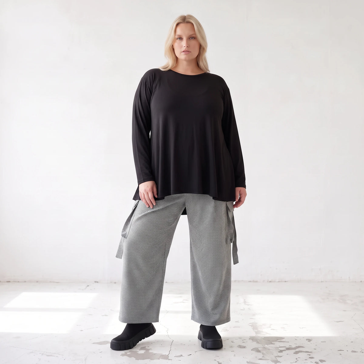 Ballonhose aus Bengaline in Schwarz/Weiß mit Stretch elastischem Bund und Fransentaschen