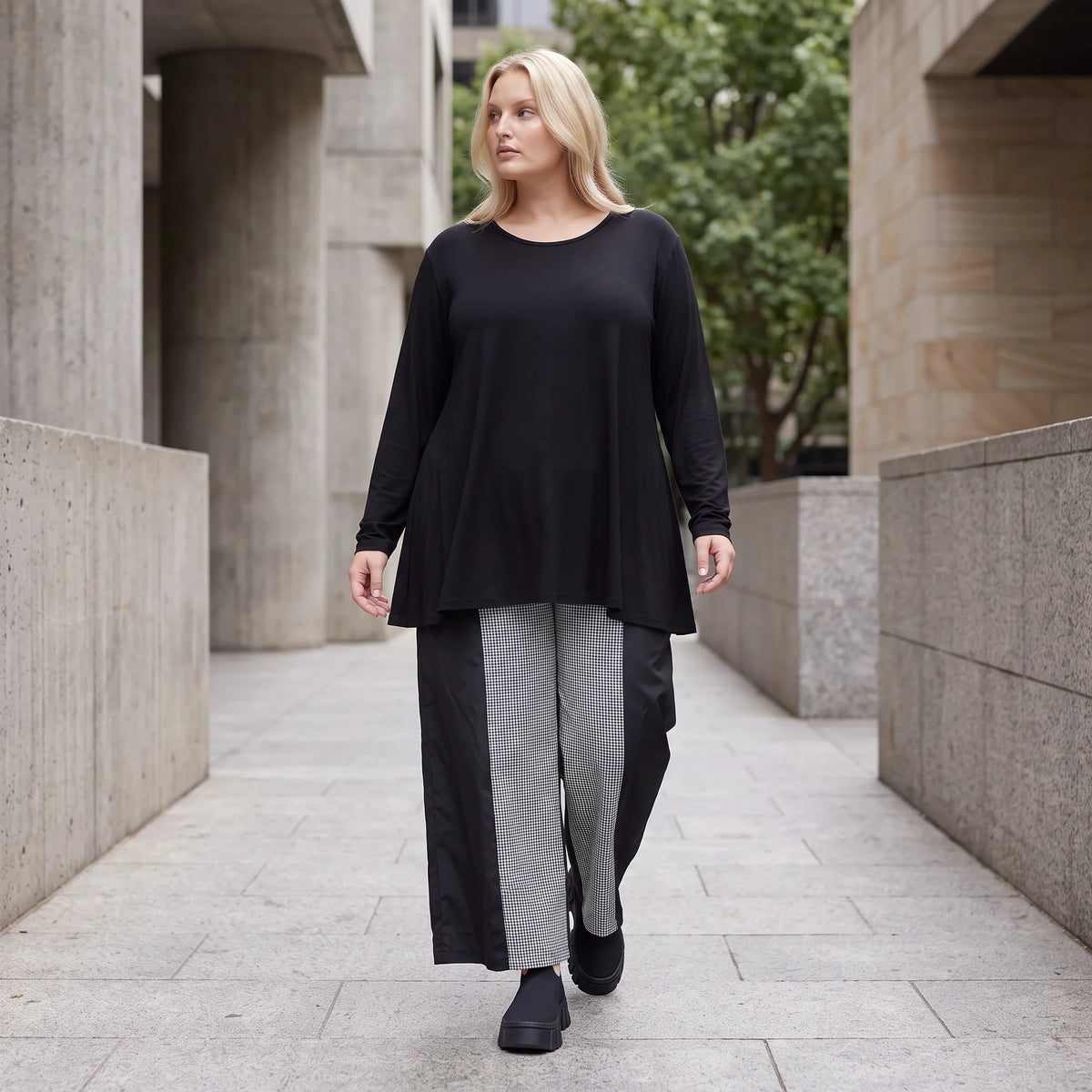 Palazzohose in Schwarz/Weiß aus weicher Bengaline mit Stretch und elastischem Komfortbund