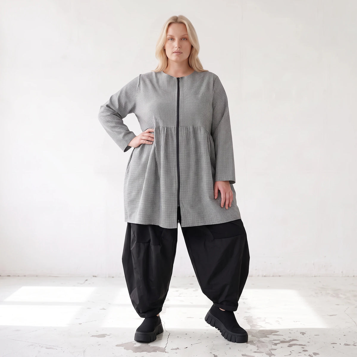 Ballonbluse in Schwarz/Weiß aus Bengaline mit Rundhalsausschnitt Reißverschluss Langarm