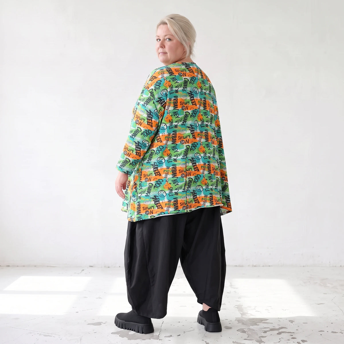 Shirt in A-Linie aus Stretchjersey mit grünem Multimuster luftig und locker fallend
