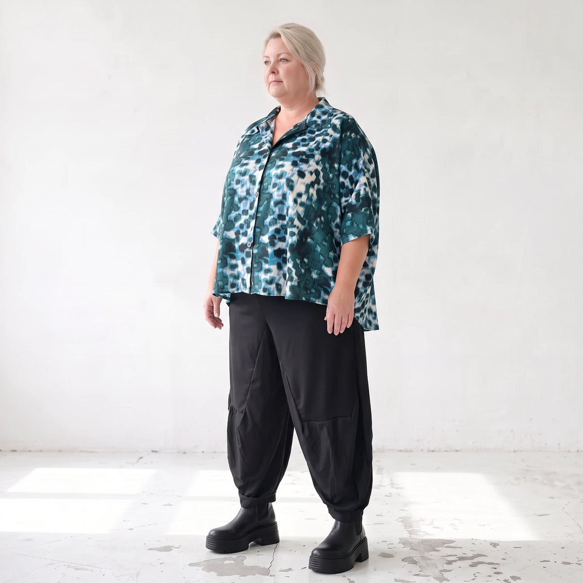 Petrol/Weiße Bluse aus Stretchtwill mit Hemdkragen und 3/4-Arm aus Viskosemix weichfallend