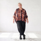 Bluse in Rost/Weiß aus Stretch Twill mit Hemdkragen und 3/4-Arm im gerundeten Schnitt