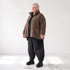 Teddyjacke warm mit Stehkragen Reißverschluss Nahttaschen und kastigem Schnitt modern