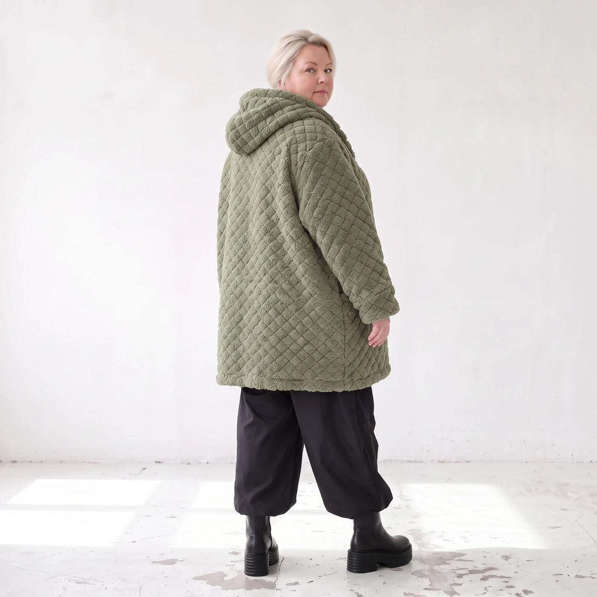 Flauschige khaki Teddyjacke im Ballonschnitt mit Kapuze und tiefen Taschen warm weich