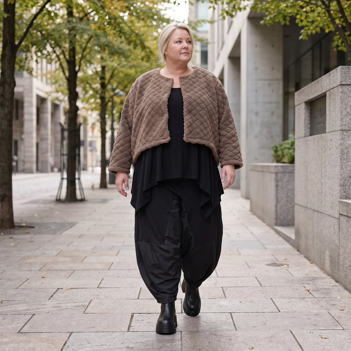 Teddyjacke aus flauschigem Stoff mit Rundhalsausschnitt Knopfleiste und gerundetem Saum