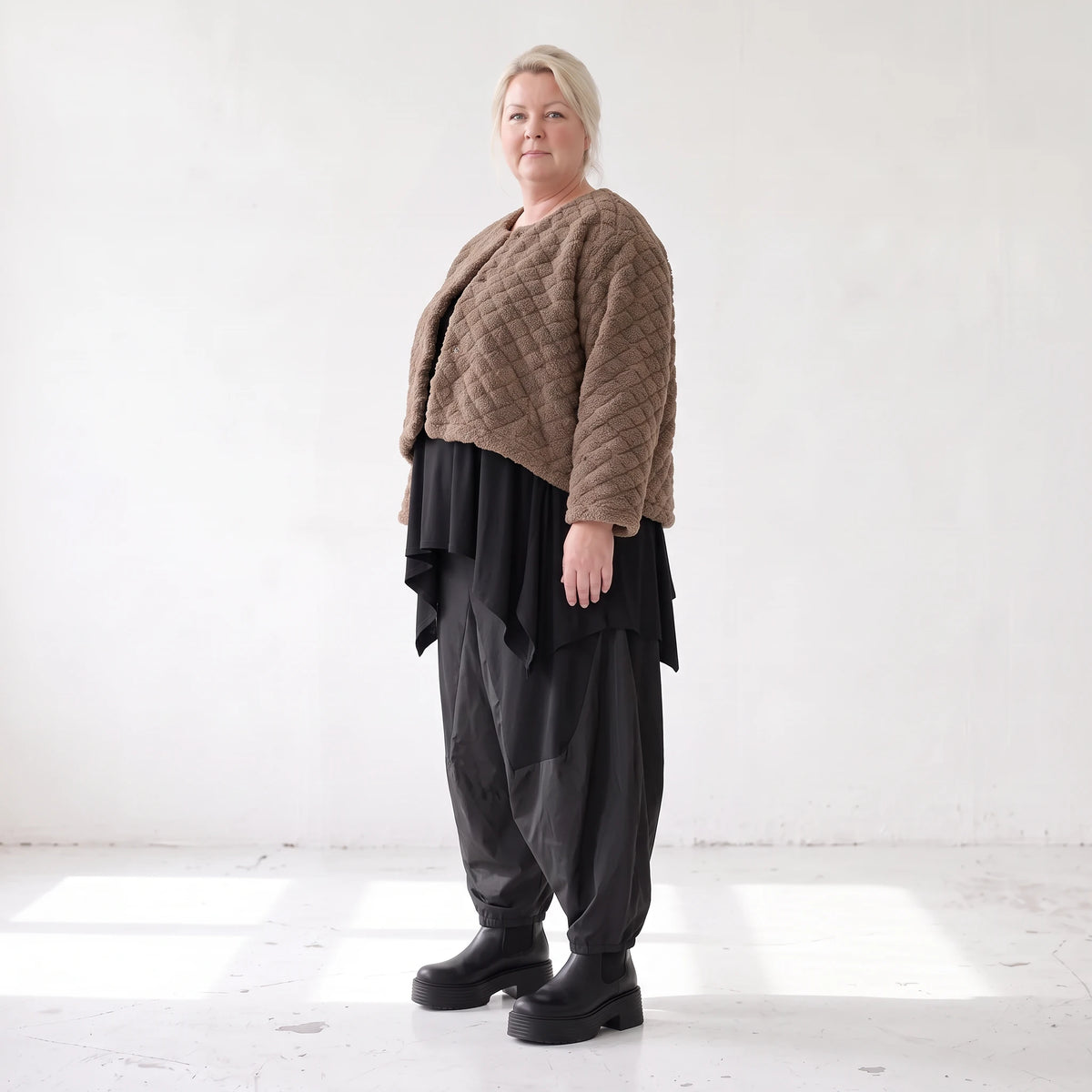 Teddyjacke aus flauschigem Stoff mit Rundhalsausschnitt Knopfleiste und gerundetem Saum
