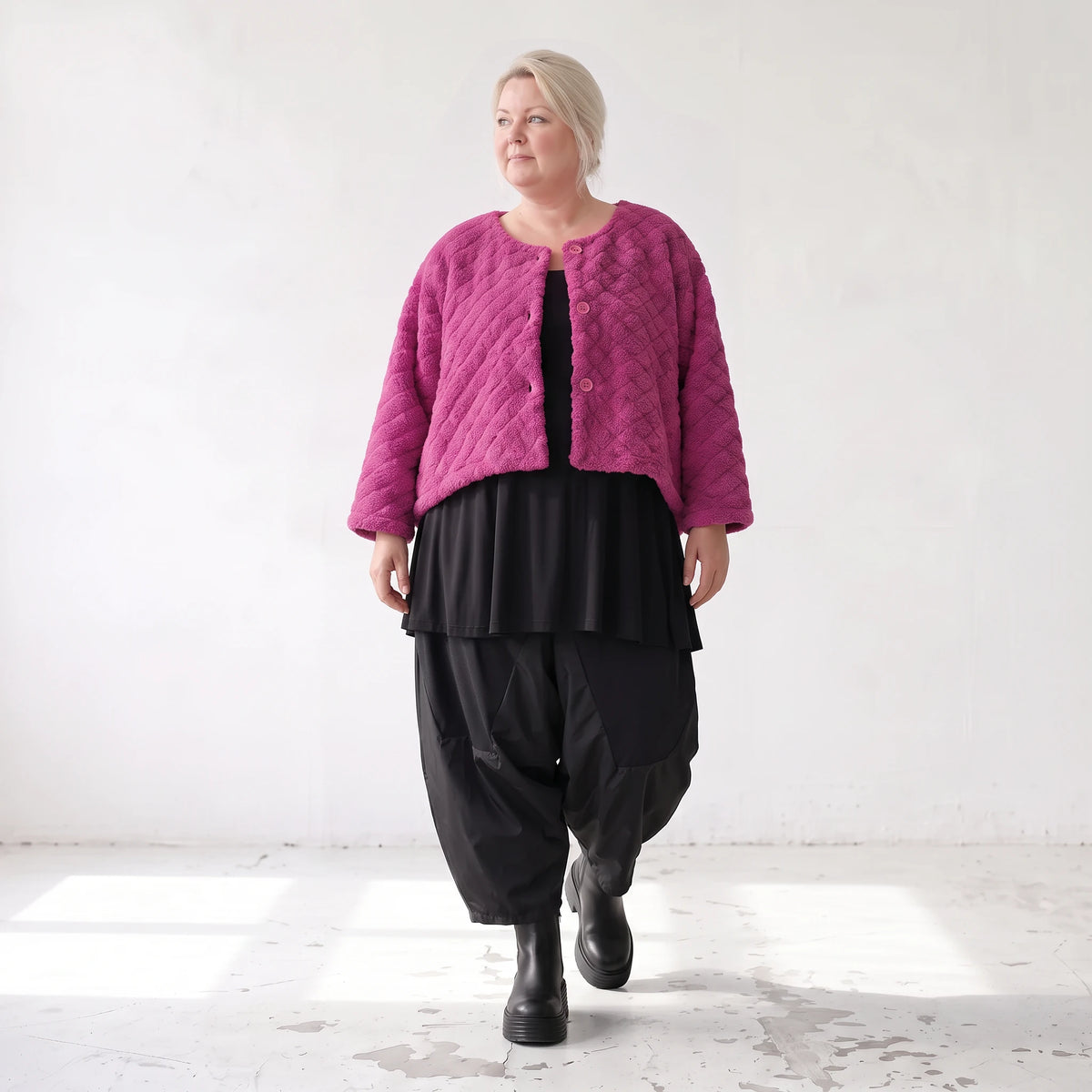 Kuschelige warme Fuchsia Teddyjacke in gerundeter Schnittform für stylische Winterlooks