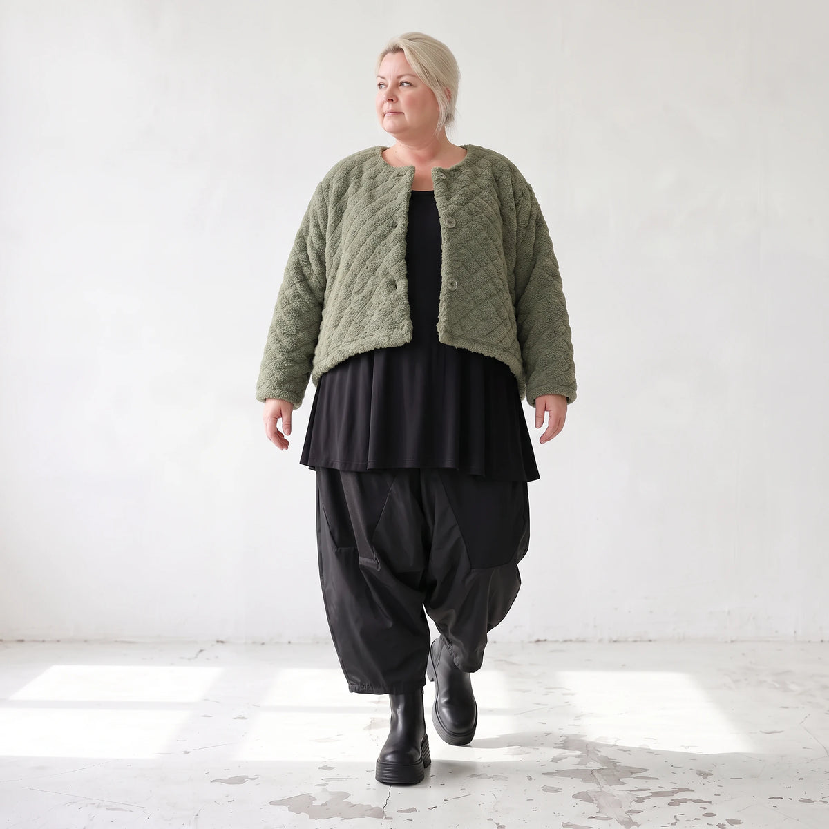 Kuschelige khakifarbene Teddyjacke mit Rundhalsausschnitt Knopfleiste und softer Form