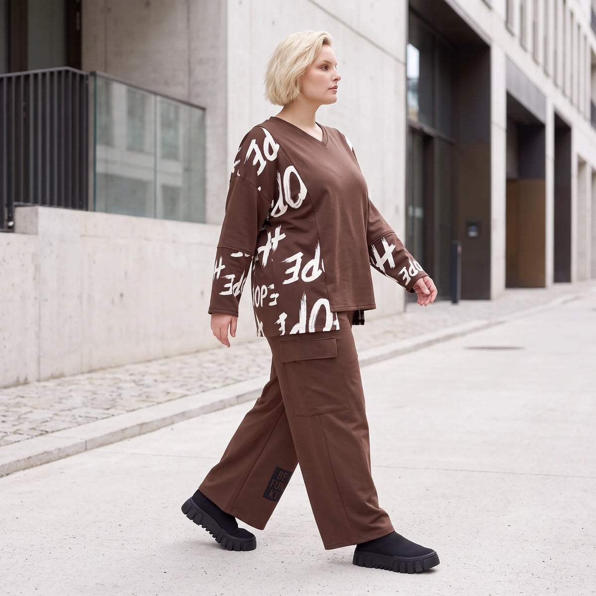 Braune Ballonhose aus weichem Fleece mit elastischem Bund und Taschen mit Klappe vorn