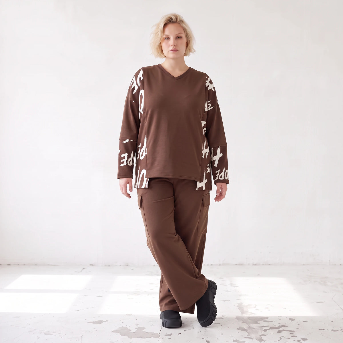 Braune Ballonhose aus weichem Fleece mit elastischem Bund und Taschen mit Klappe vorn