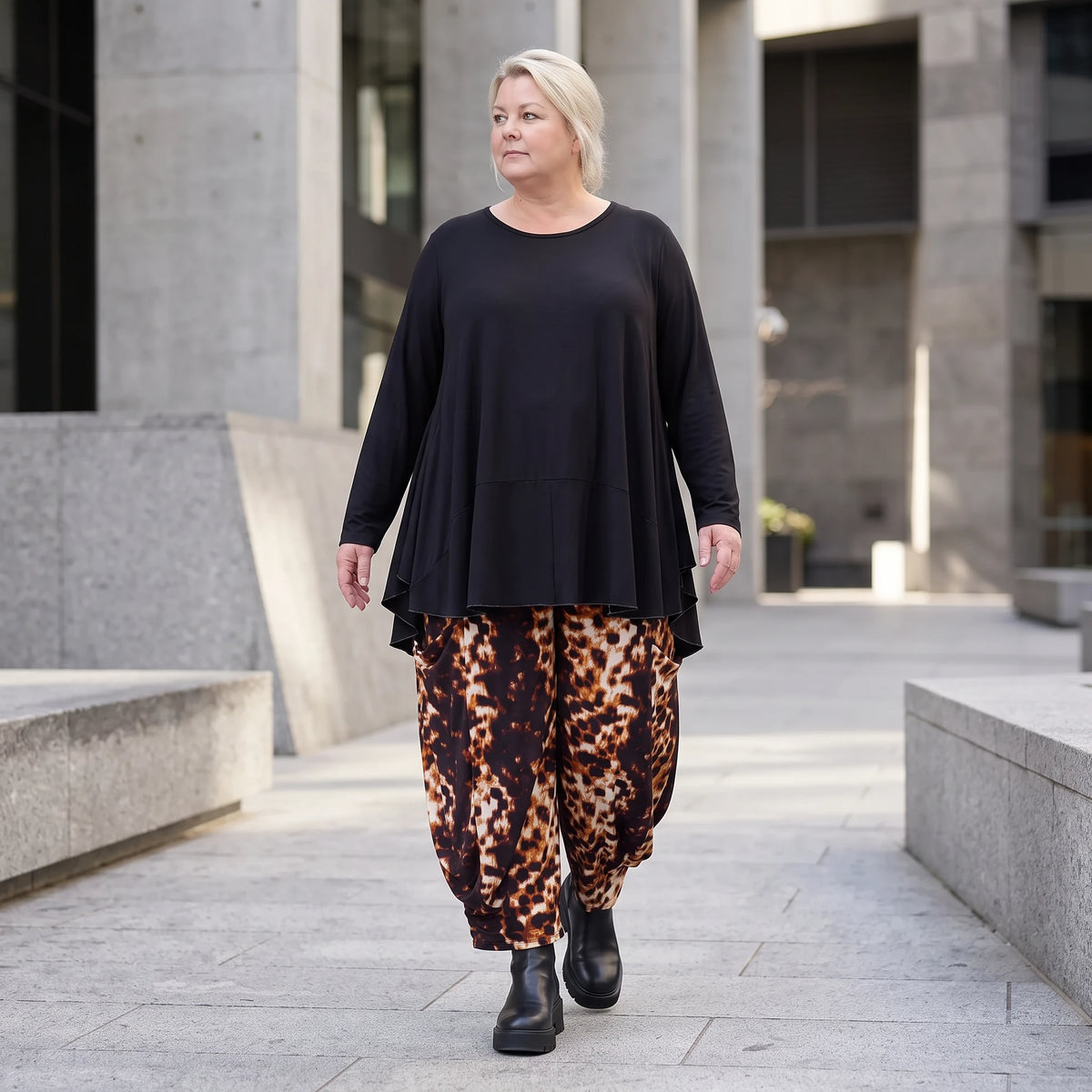 Ballonhose aus Stretch Twill in Rost/Weiß mit weitem Bein und elastischem Bund mit Taschen