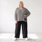 Langarmshirt aus Jersey mit Stretch in Schwarz/Weiss locker geschnitten mit V-Ausschnitt