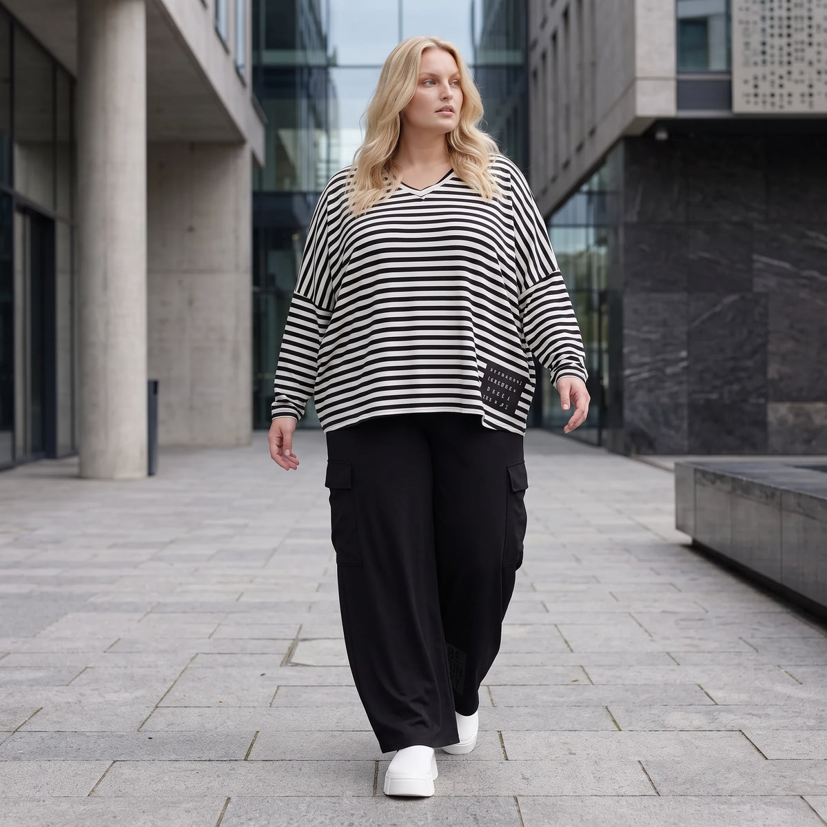 Langarmshirt aus Jersey mit Stretch in Schwarz/Weiss locker geschnitten mit V-Ausschnitt