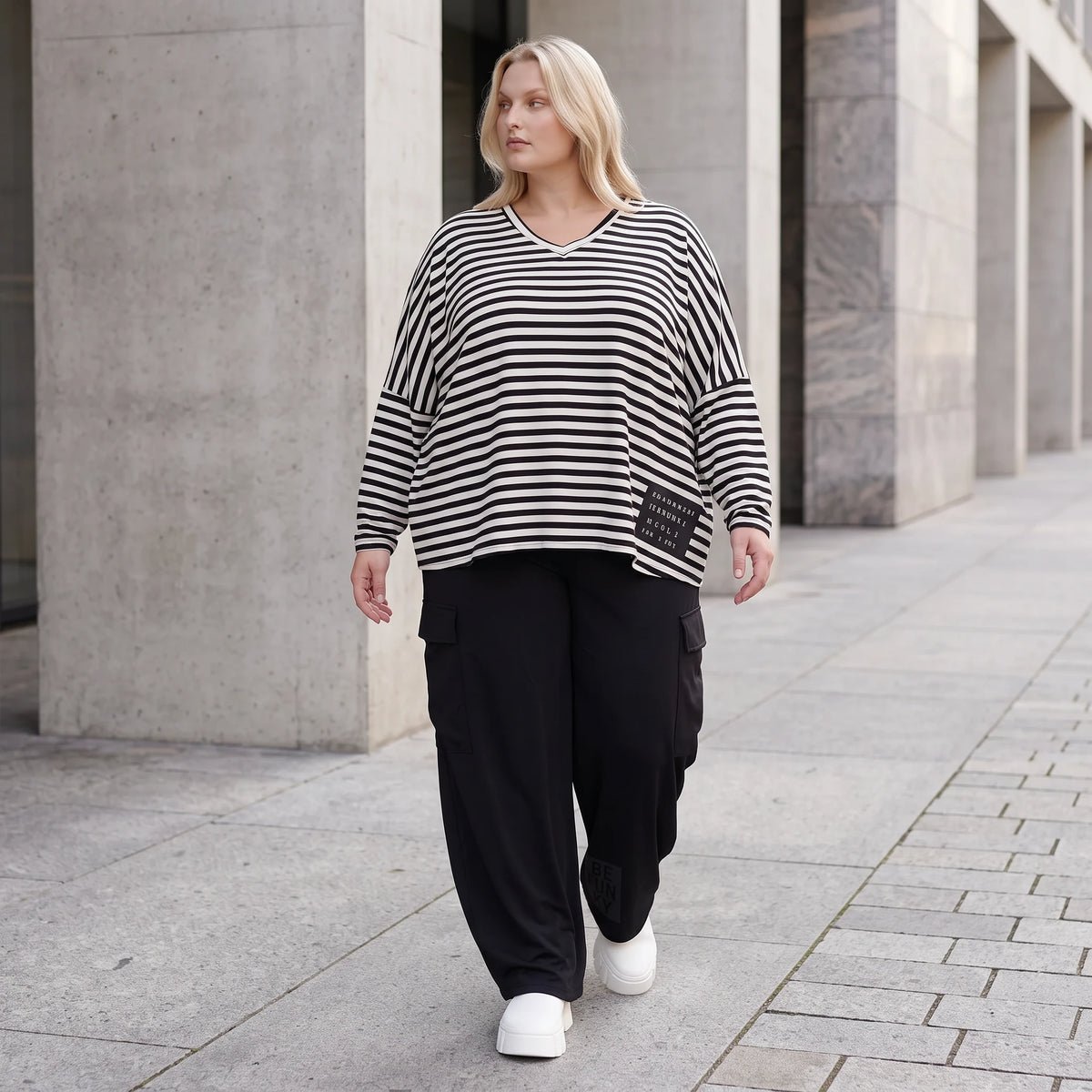 Langarmshirt aus Jersey mit Stretch in Schwarz/Weiss locker geschnitten mit V-Ausschnitt