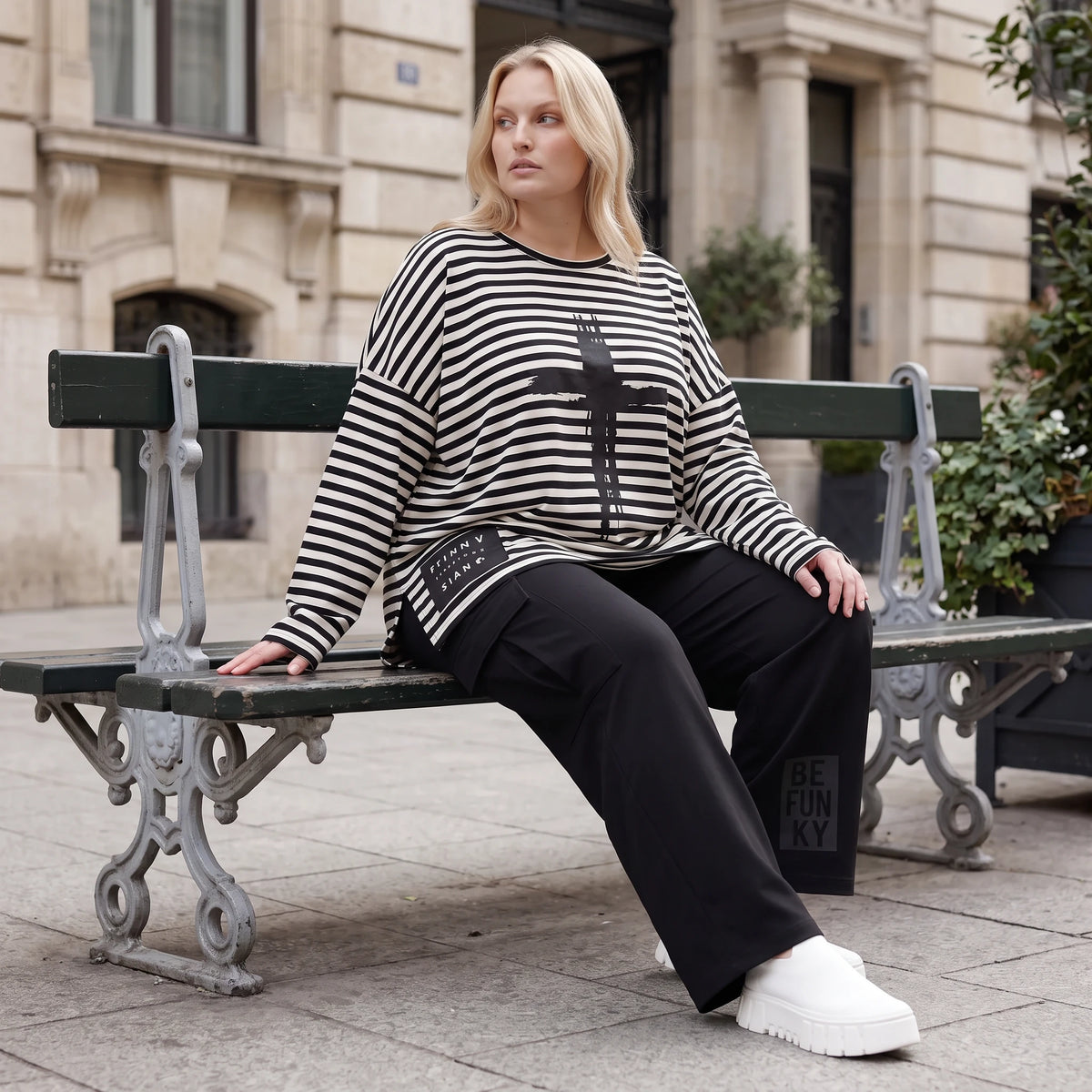 A-Linie Langarmshirt aus feinem Stretchjersey in Schwarz/Weiß mit seitlichen Schlitzen