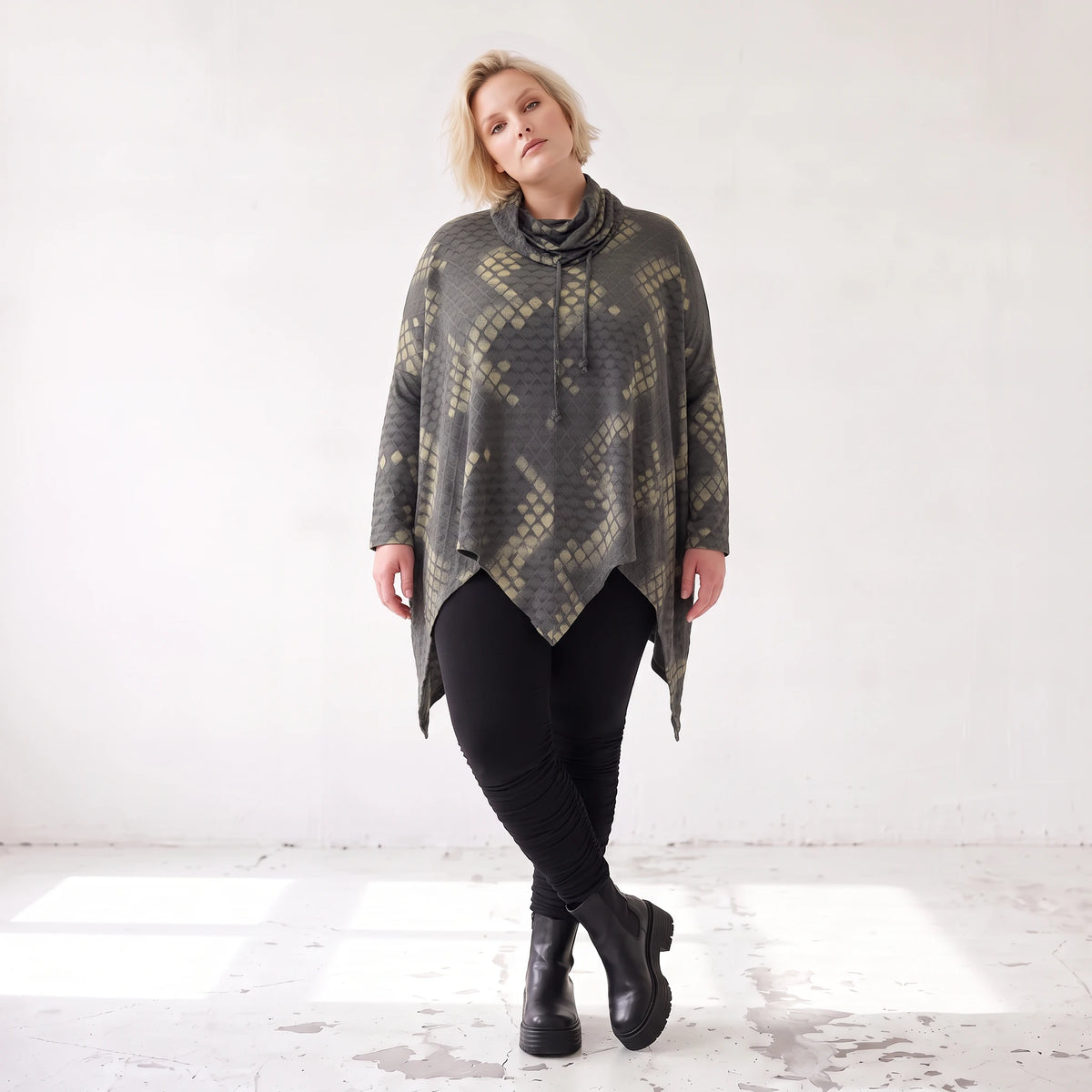Langarmshirt aus Baumwolle in A-Linie Rollkragen Tunnelzug und asymmetrischem Zipfelsaum
