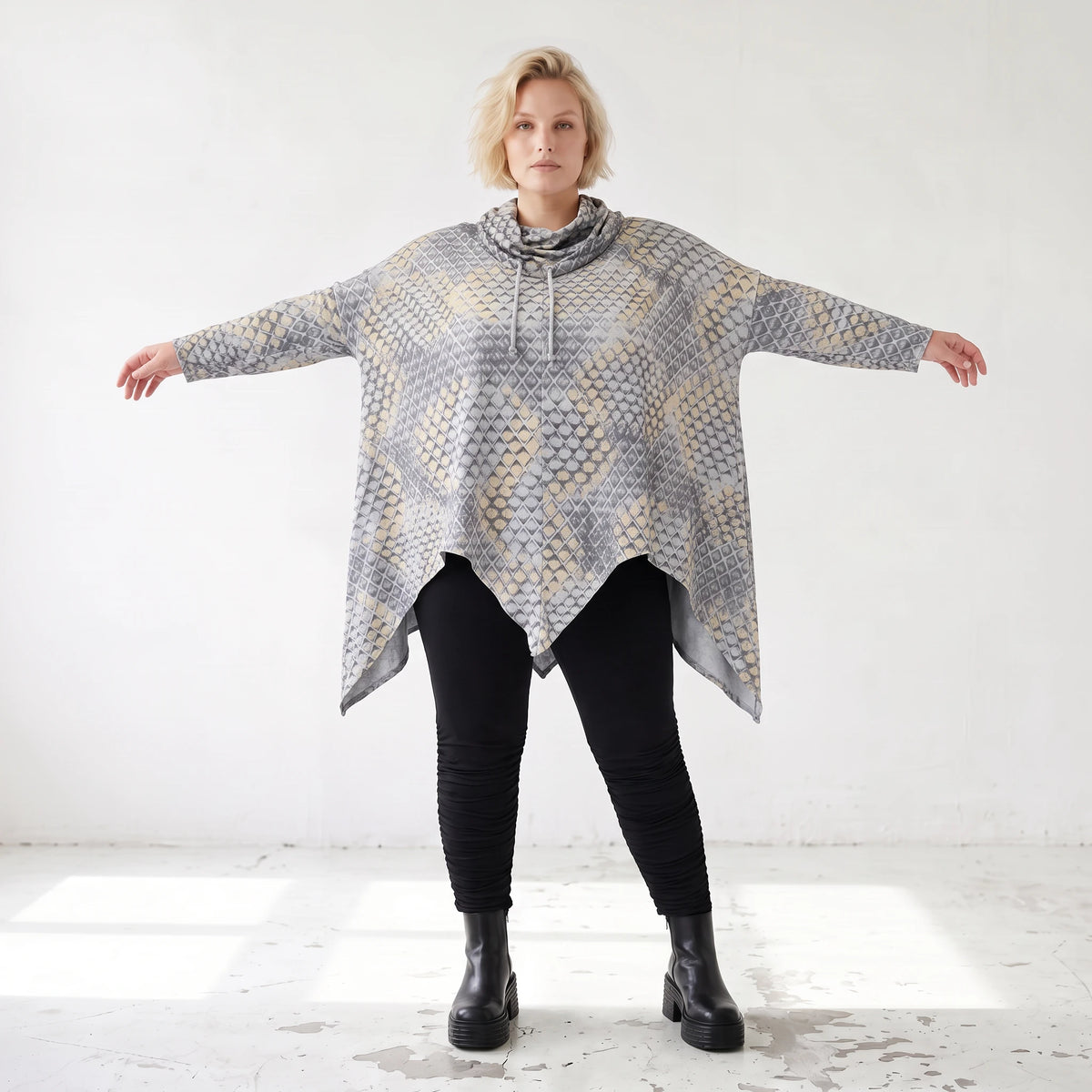 Baumwollshirt in Grau/Beige in A-Linie mit weichem Rollkragen Tunnelzug und Zipfelsaum
