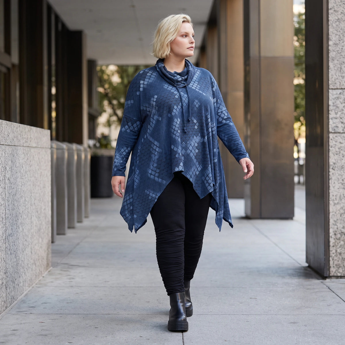 Blaues Langarmshirt aus Baumwolljersey in A-Linie mit Rollkragen Tunnelzug Zipfelsaum