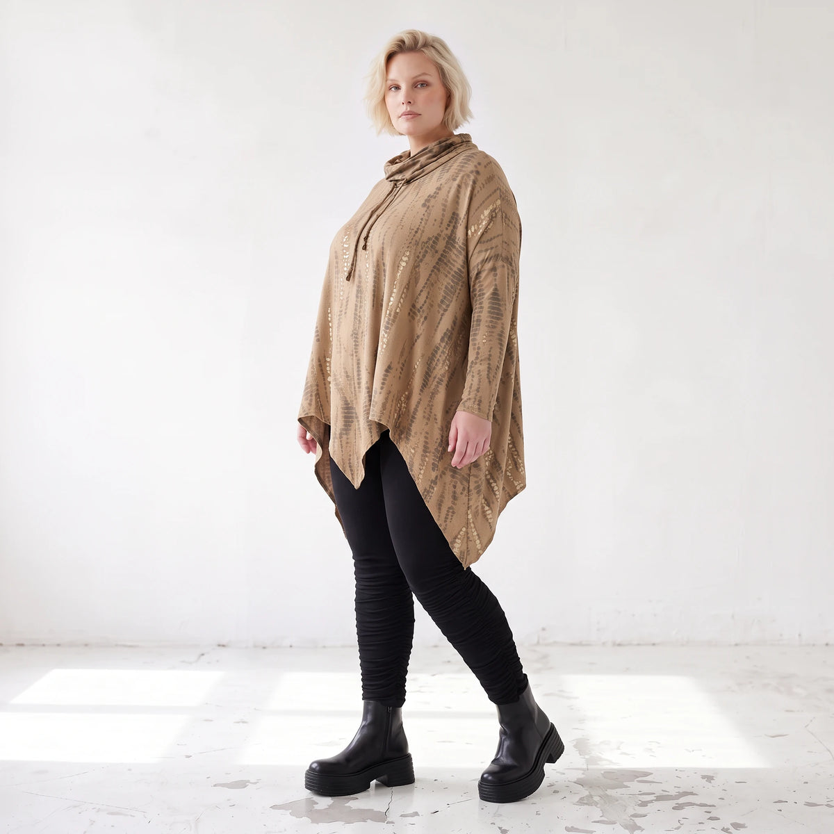 Shirt in A-Linie mit Rollkragen Tunnelzug und Zipfelsaum Beige/Braun aus Baumwolle