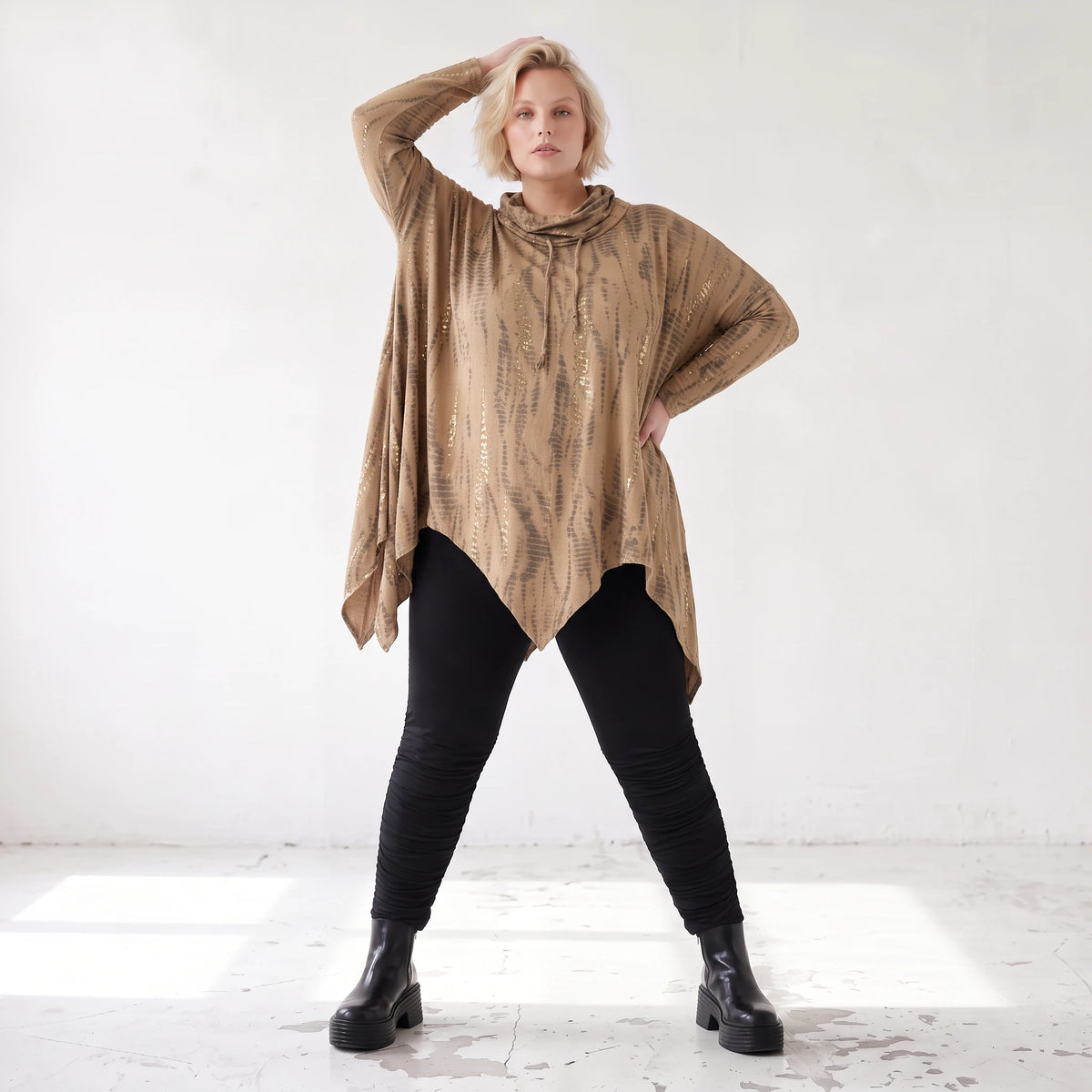 Shirt in A-Linie mit Rollkragen Tunnelzug und Zipfelsaum Beige/Braun aus Baumwolle