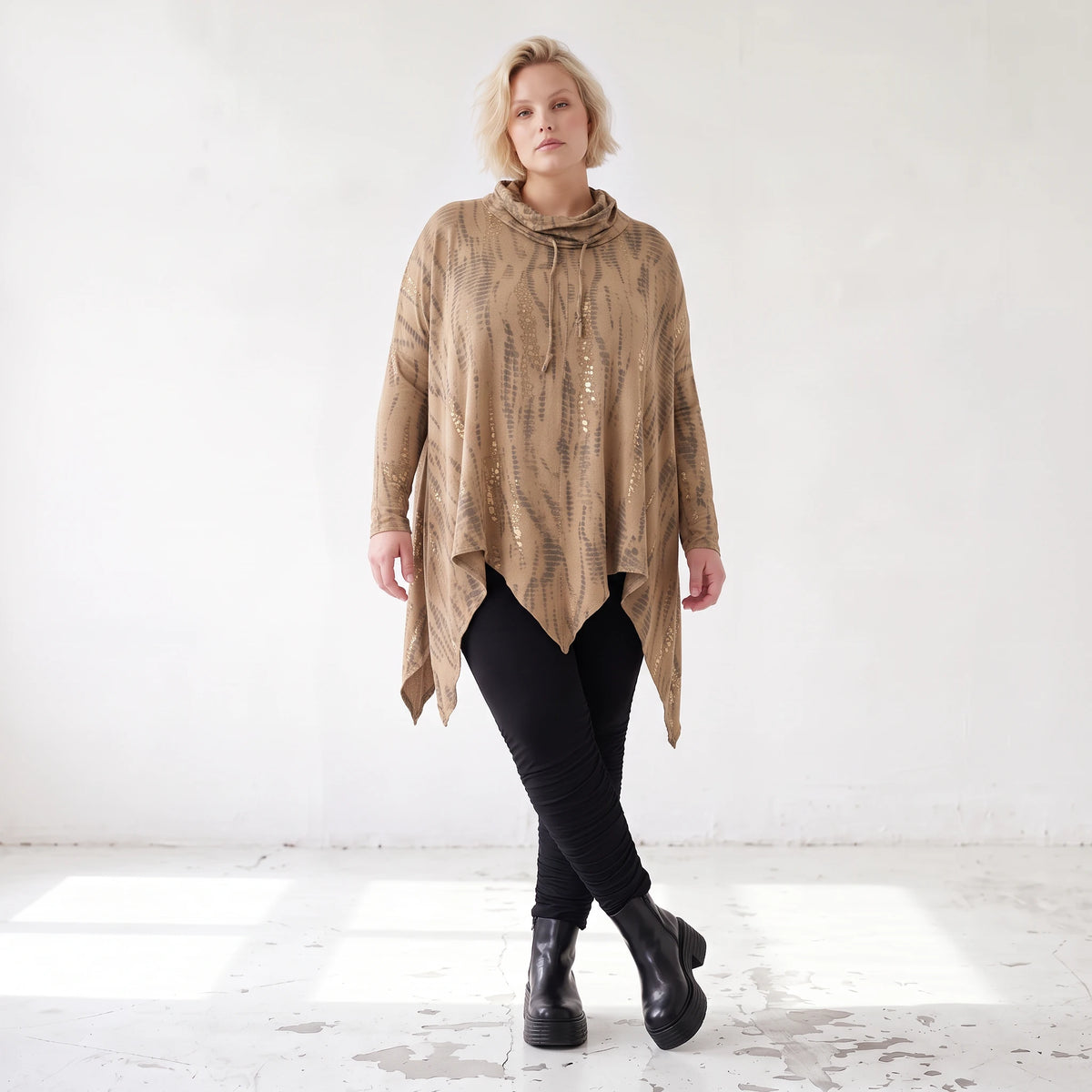 Shirt in A-Linie mit Rollkragen Tunnelzug und Zipfelsaum Beige/Braun aus Baumwolle