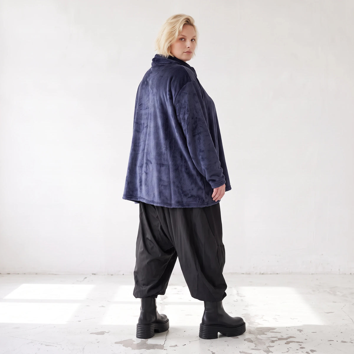 Flauschiges Plüschshirt in Marine mit Rollkragen und schmeichelnder A-Linie für Winter