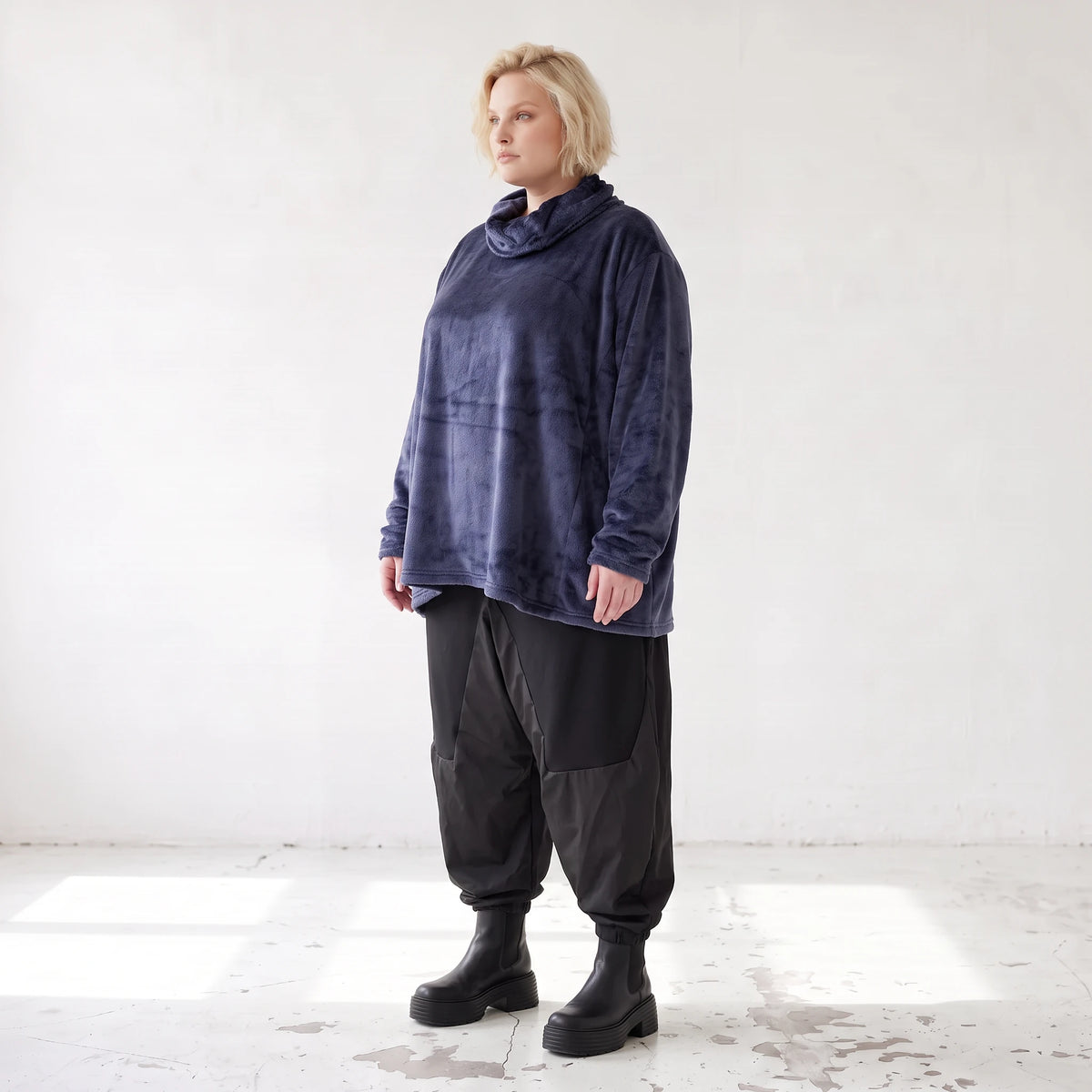 Flauschiges Plüschshirt in Marine mit Rollkragen und schmeichelnder A-Linie für Winter