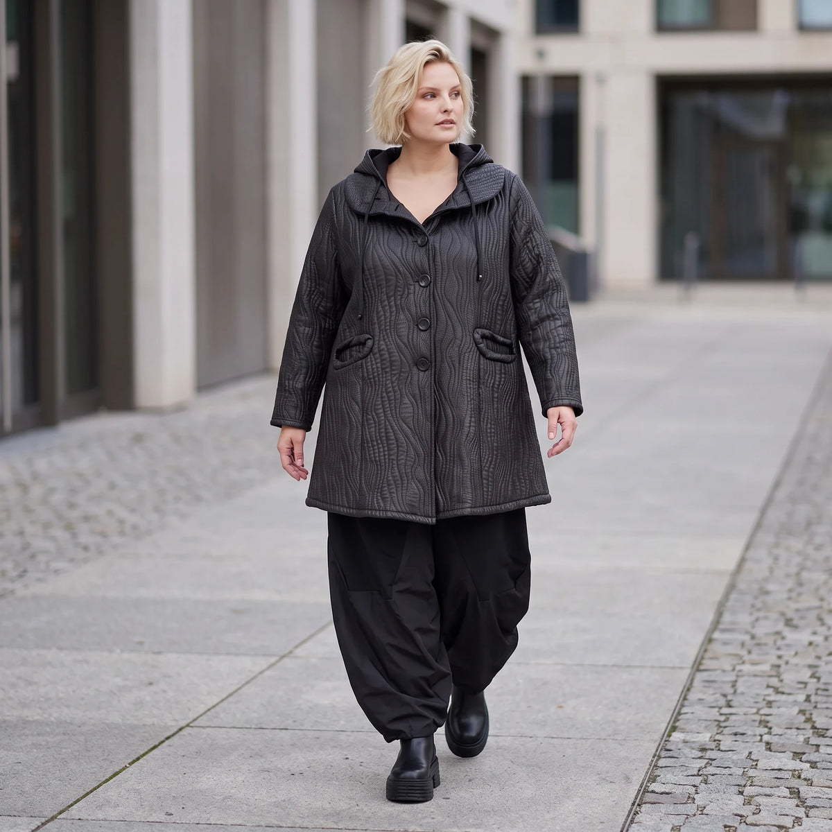 Gefütterte Kapuzenjacke in Lederimitatoptik mit gerundeter Form und weichem Tragegefühl