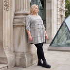 Graues weiches Strickshirt in A-Linie mit Faltennahtmusterung aus Feinstrick mit Stretch