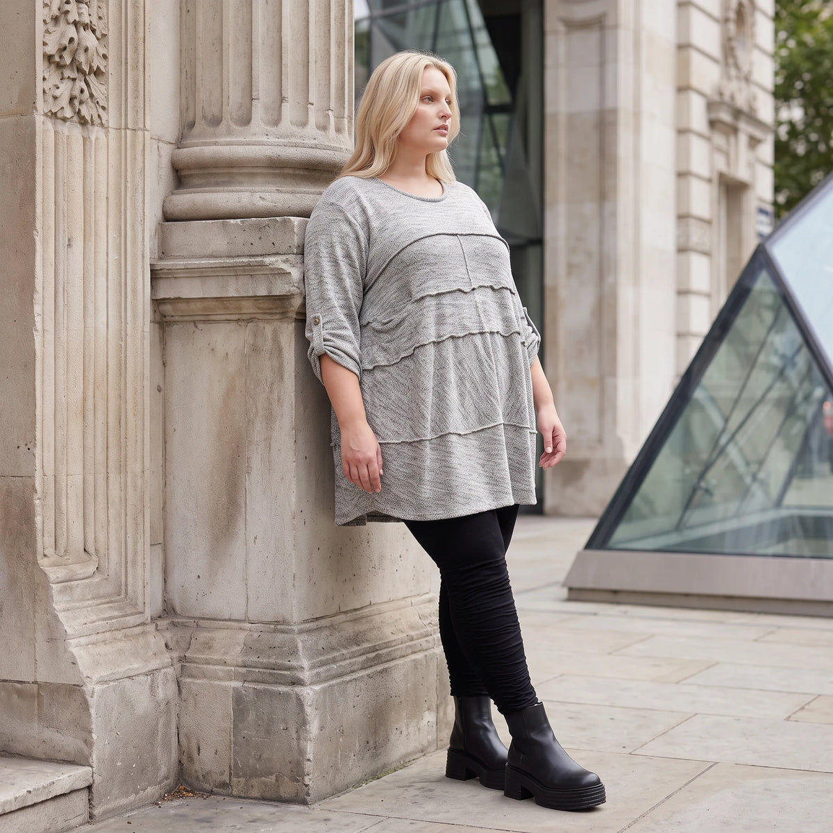 Graues weiches Strickshirt in A-Linie mit Faltennahtmusterung aus Feinstrick mit Stretch