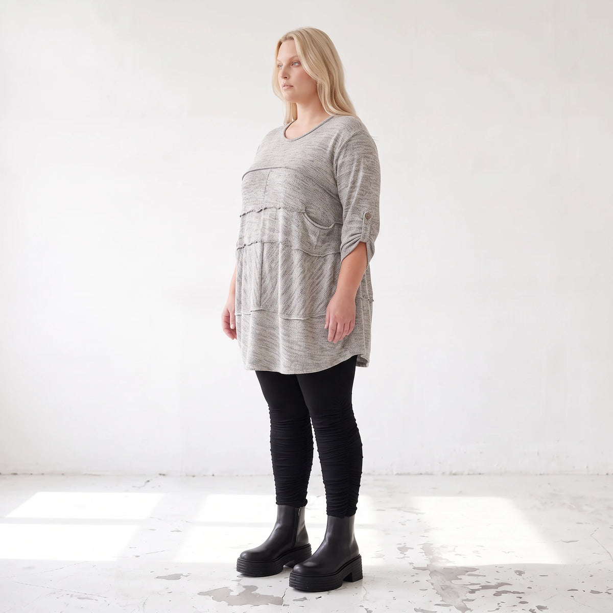 Graues weiches Strickshirt in A-Linie mit Faltennahtmusterung aus Feinstrick mit Stretch